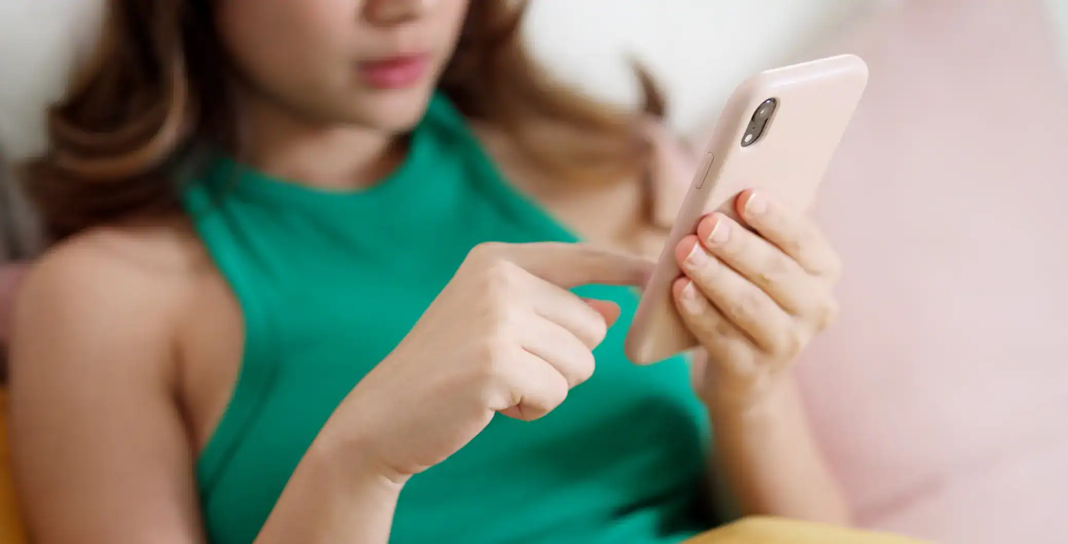 Close-up of woman using smartphone, browsing Toronto local news and entertainment, emphasizing digital media in Toronto lifestyle.