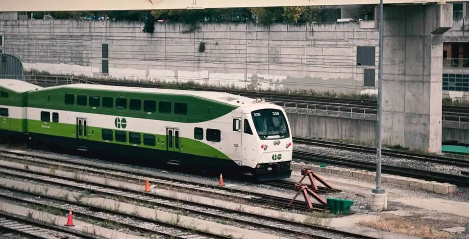 GO Train stock image (WeStarMoney Rec Pexels)
